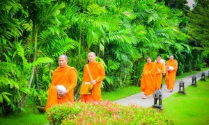 CNX02_Buddhist-monks-lining-up-for-alms-offerings