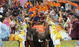 Surin Wax Candle Procession 2014_02-500x300