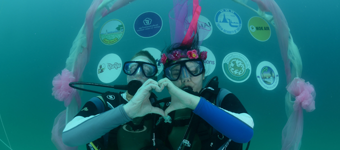 IG-E-O_Trang-Underwater-Wedding_007-wedding couple_680x300