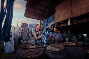 TAT News - women travellers shopping