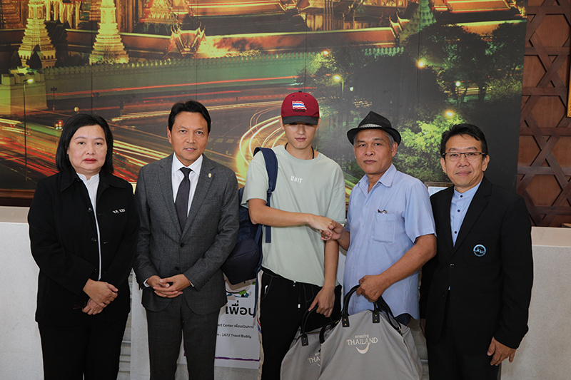 Bangkok taxi driver returns cash-filled rucksack, passport to Chinese tourist