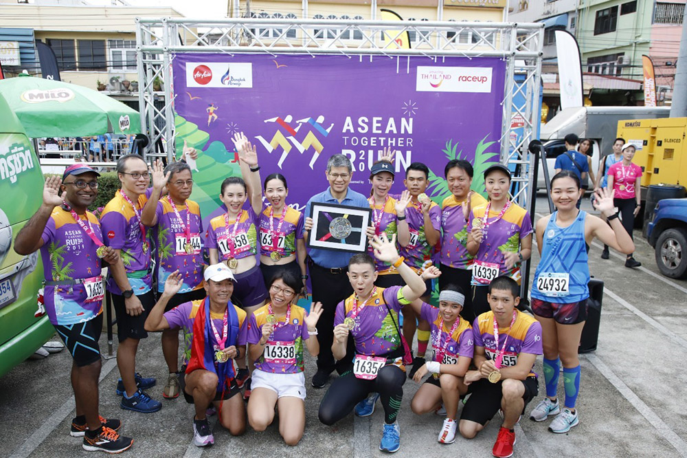 TAT presents medals to ASEAN Together Run 2019 runners