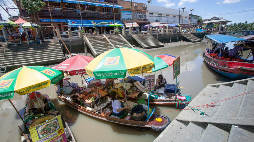 Top-markets-near-Bangkok-to-visit-for-an-authentic-local-Thai-experience---4---Amphawa-Floating-Market