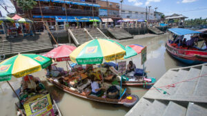 Top-markets-near-Bangkok-to-visit-for-an-authentic-local-Thai-experience---4---Amphawa-Floating-Market