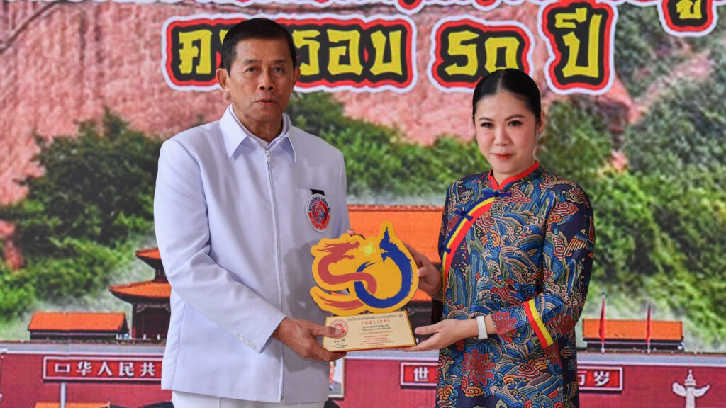 Award presentation at Bangkok–Beijing Friendship Caravan launch.