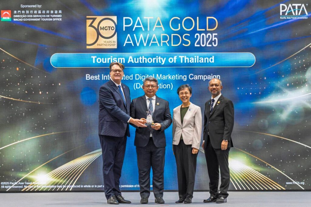 TAT executives receiving Best Digital Marketing Campaign award