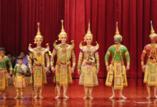Khon cast in full costumes performing “Bali’s Unbreakable Oath” (สัตยาพาลี) on stage with red curtain backdrop.