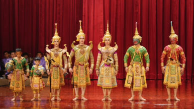 Khon cast in full costumes performing “Bali’s Unbreakable Oath” (สัตยาพาลี) on stage with red curtain backdrop.
