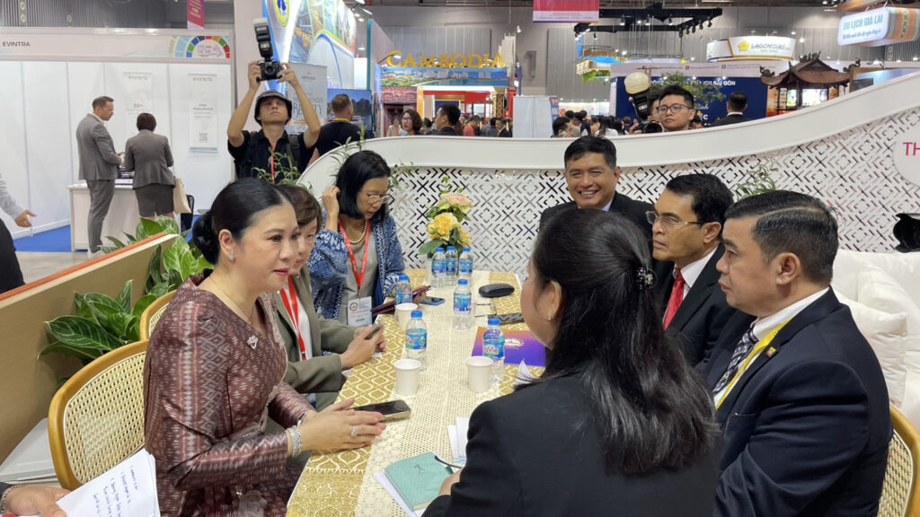 TAT delegation meeting with partners at ITE HCMC 2025 to strengthen ASEAN tourism links.