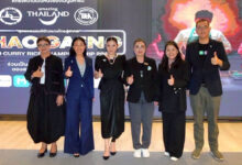 TAT executives group photo at Khao Gaeng event – Organisers and partners giving thumbs up at Thai Curry Rice Championship 2025.