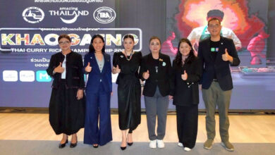 TAT executives group photo at Khao Gaeng event – Organisers and partners giving thumbs up at Thai Curry Rice Championship 2025.
