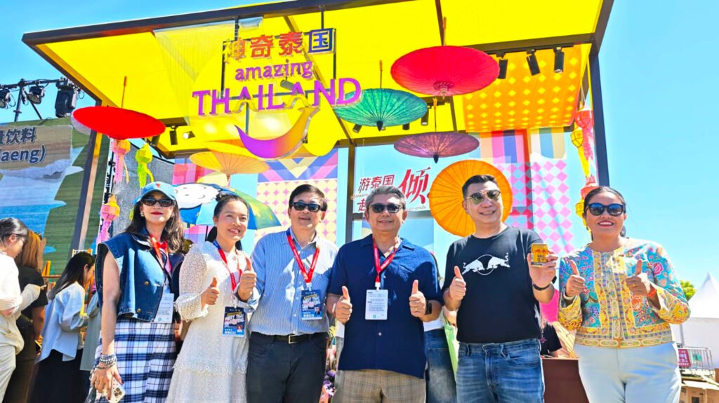 Very Thai Dien Feng Music Festival Thailand Pavilion – TAT executives and guests pose at the colourful Amazing Thailand pavilion in Guangzhou.