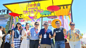 Very Thai Dien Feng Music Festival Thailand Pavilion – TAT executives and guests pose at the colourful Amazing Thailand pavilion in Guangzhou.