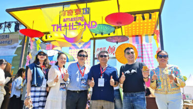Very Thai Dien Feng Music Festival Thailand Pavilion – TAT executives and guests pose at the colourful Amazing Thailand pavilion in Guangzhou.