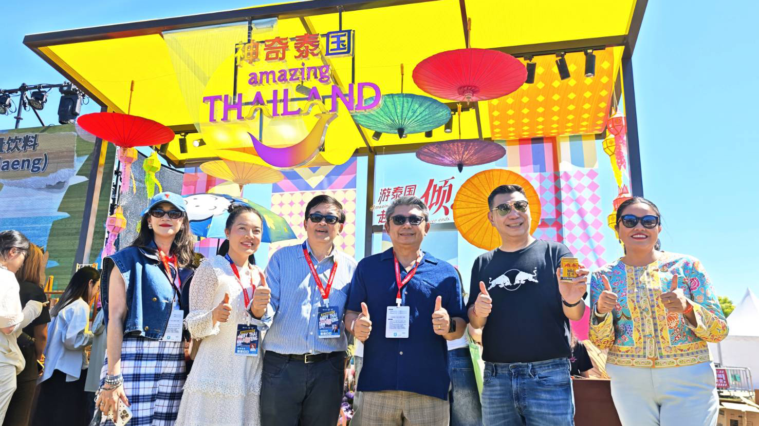 Very Thai Dien Feng Music Festival Thailand Pavilion – TAT executives and guests pose at the colourful Amazing Thailand pavilion in Guangzhou.