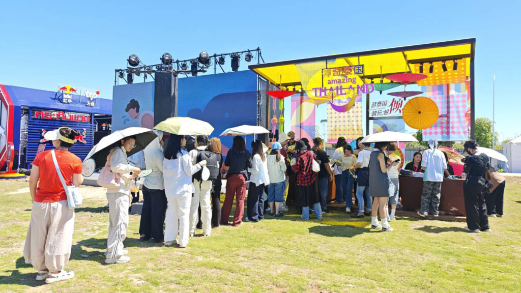 Visitors at Thailand Pavilion Guangzhou – Crowds line up at the Amazing Thailand booth during the Very Thai Dien Feng Music Festival.