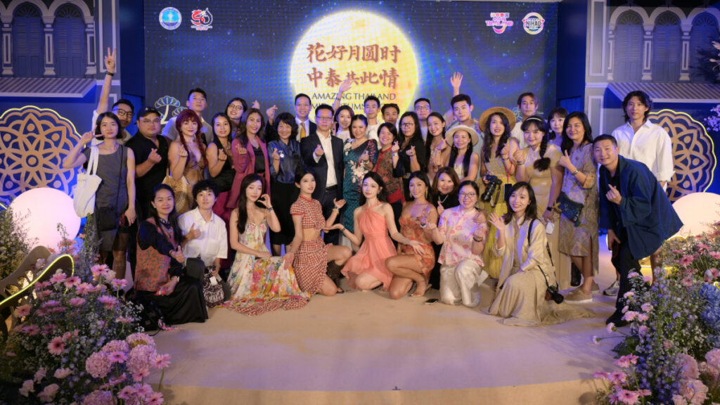 Chinese KOLs, content creators, and Thai representatives join a group photo during Amazing Thailand Mid-Autumn Night 2025.