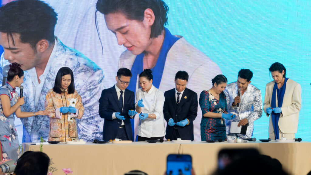 Minister Atthakorn, Ms. Natreeya, Ms. Thapanee, Mr. Yang, and actor Billkin participate in the symbolic mooncake-making activity.