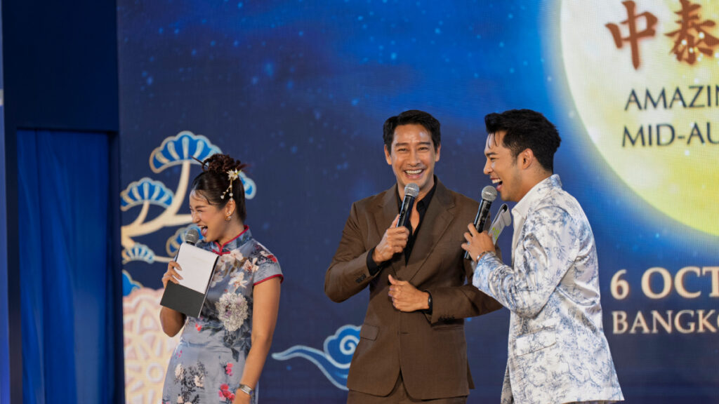 Actor Pong Nawat joins the stage dialogue on Thailand–China tourism relations with laughter and warmth.