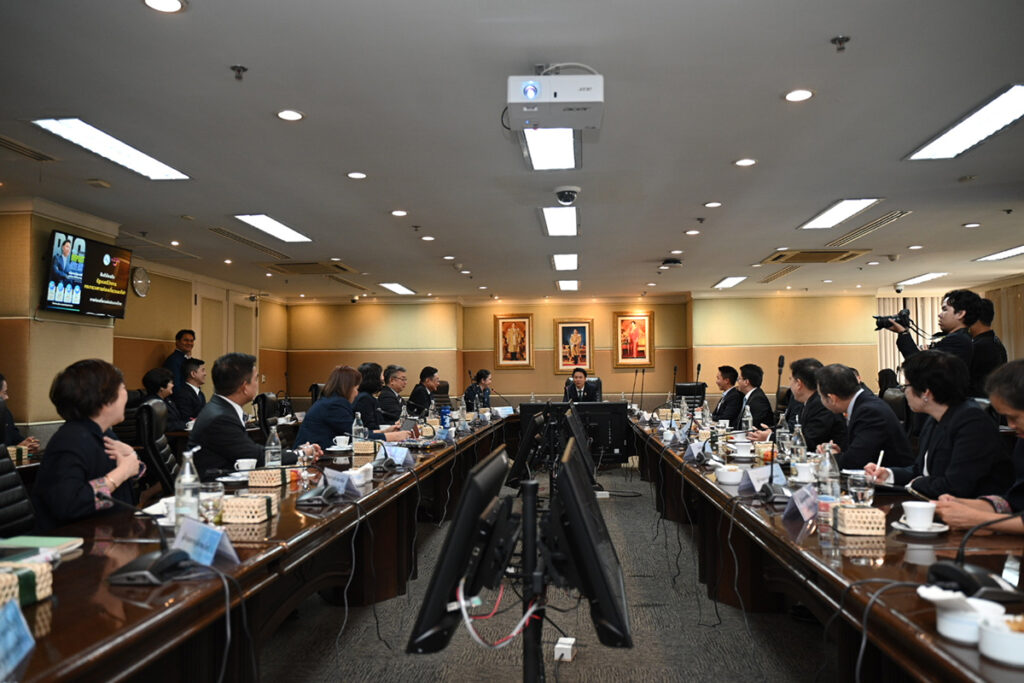 TAT executives and staff giving a warm welcome to the Minister at the TAT office