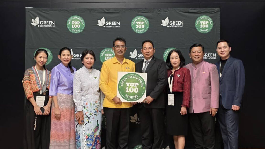 Thai delegation and Green Destinations representatives pose together with a Top 100 Stories emblem, highlighting Thailand’s sustainability success.