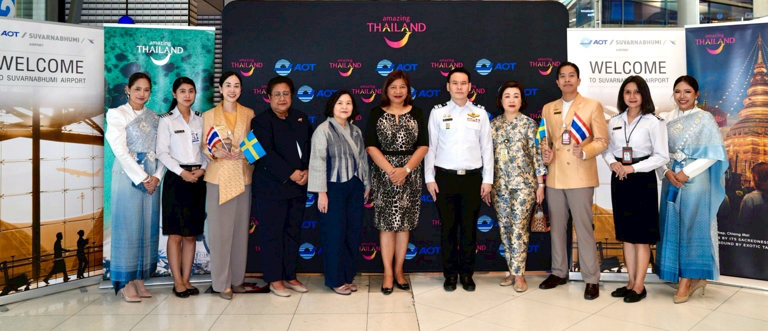 Mrs. Chiravadee Khunsub, TAT executives and airport representatives welcome Norse Atlantic Airways’ inaugural Stockholm–Bangkok flight at Suvarnabhumi Airport.
