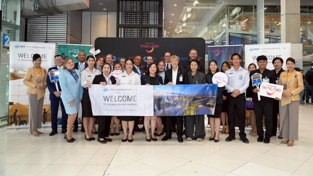 TAT and AOT representatives welcome Norse Atlantic Airways’ inaugural London–Bangkok flight at Suvarnabhumi Airport with a group photo.