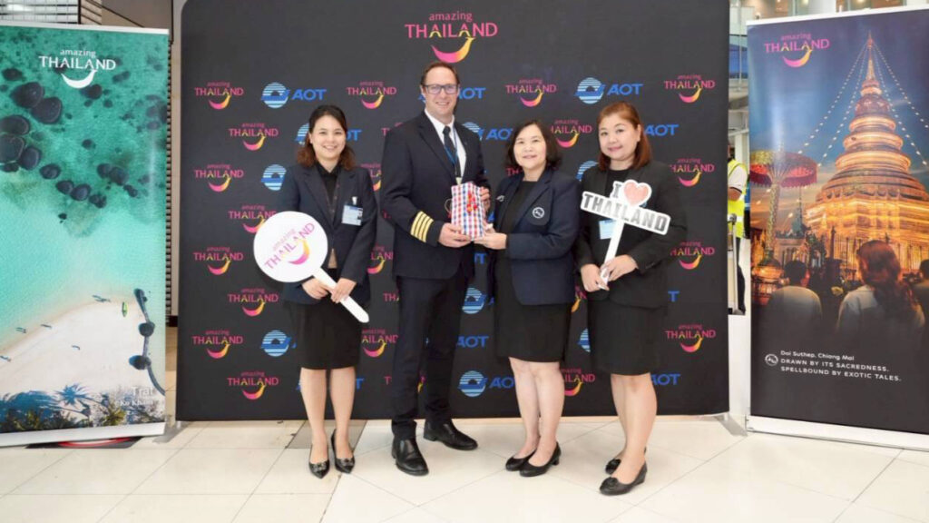 TAT executive presents a welcome gift to Norse Atlantic Airways captain during the inaugural London–Bangkok flight ceremony.