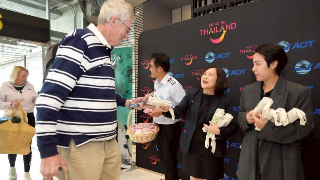 TAT representatives greet arriving passengers from Norse Atlantic Airways’ inaugural London–Bangkok flight with welcome gifts.