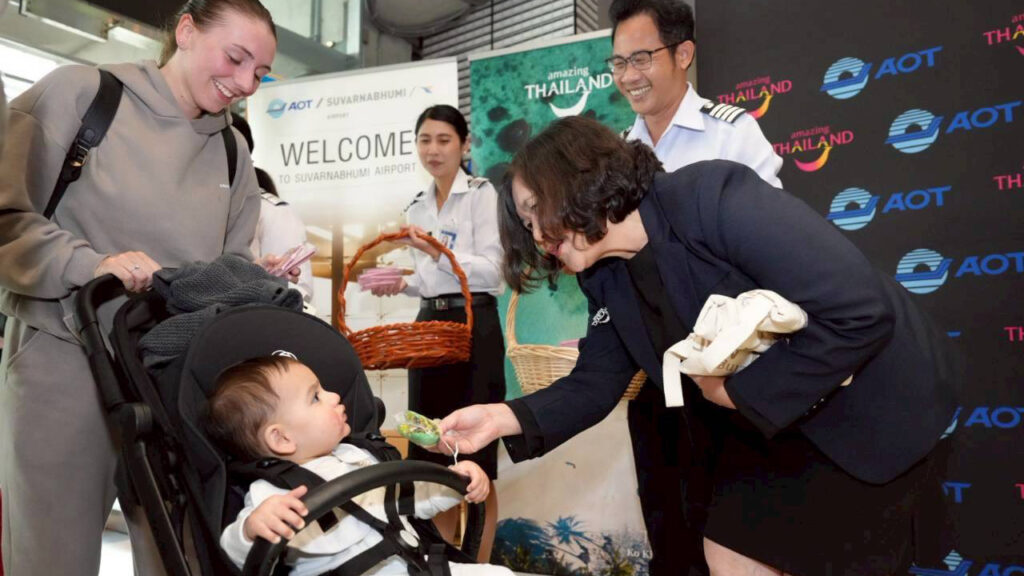 TAT representative welcomes a mother and child arriving on Norse Atlantic Airways’ inaugural London–Bangkok flight at Suvarnabhumi Airport.