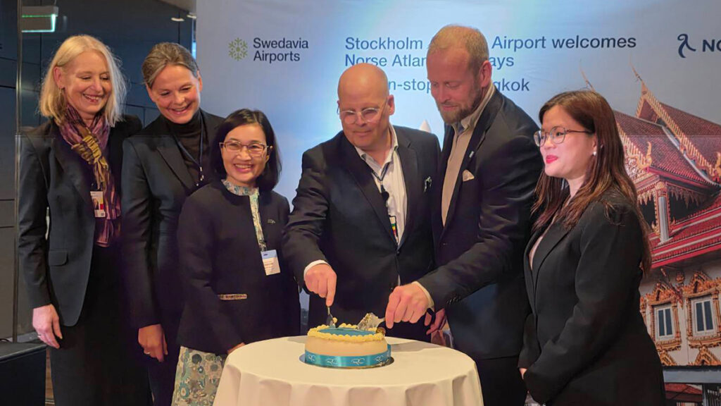 Executives from Swedavia, Norse Atlantic Airways, and TAT Stockholm Office cutting a cake to celebrate the inaugural Stockholm–Bangkok flight.