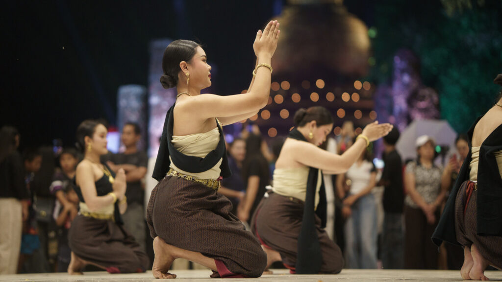 Women dressed in elegant Thai costumes perform a cultural dance as part of the evening celebration.