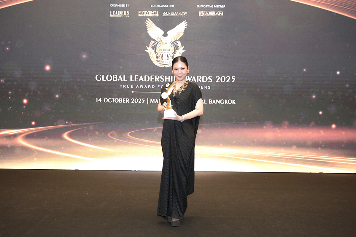 1. Ms. Thapanee Kiatphaibool, TAT Governor, receiving the Global Leadership Award 2025 for Industry Excellence in Tourism Innovation and Transformation