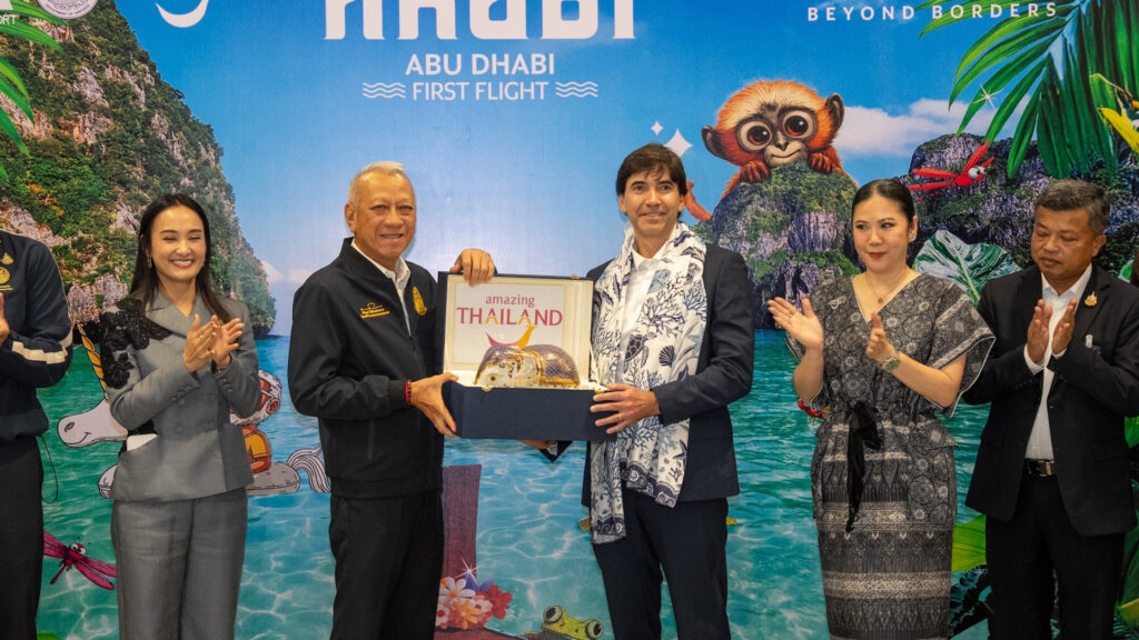 Deputy Prime Minister and Minister of Transport presents a gift to Etihad Airways representative at the inaugural Abu Dhabi–Krabi flight ceremony.