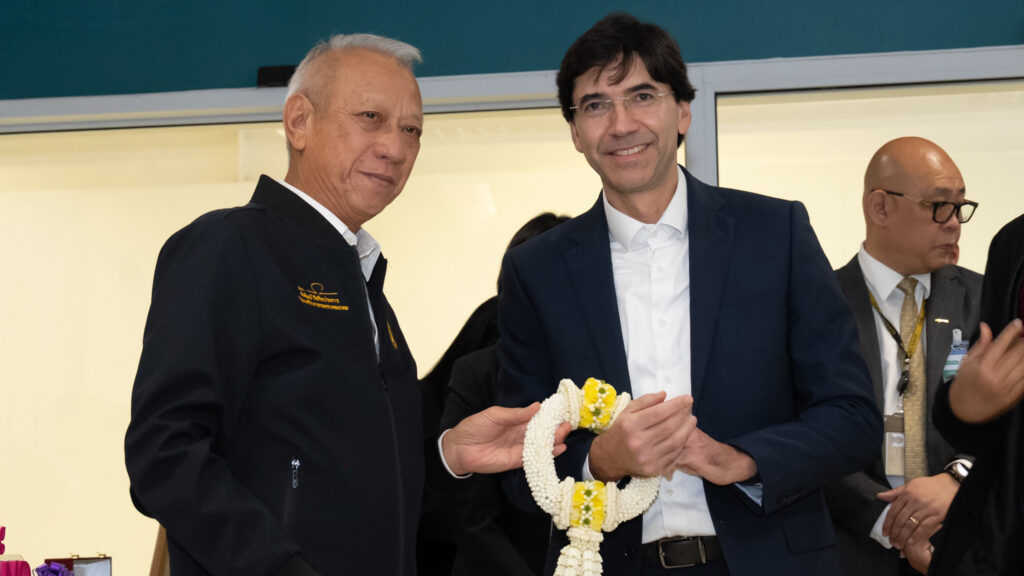 Deputy Prime Minister and Minister of Transport presents a traditional Thai garland to Etihad Airways representative at Krabi International Airport.