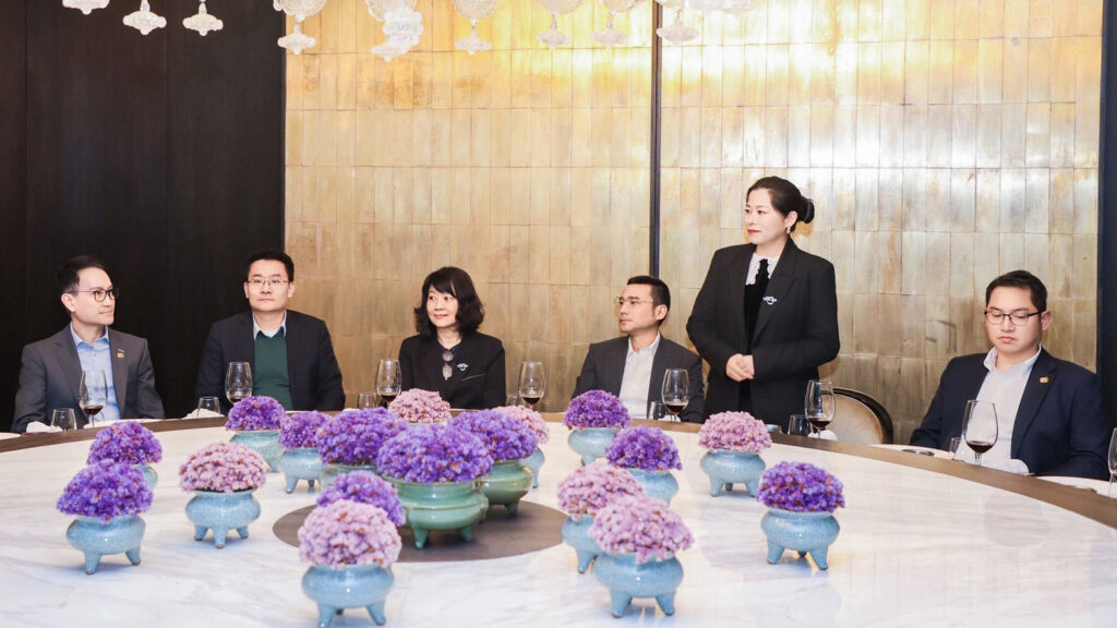 Executives from Thailand and China engage in discussions during the Amazing Thailand Networking Dinner in Beijing, fostering strategic tourism partnerships.