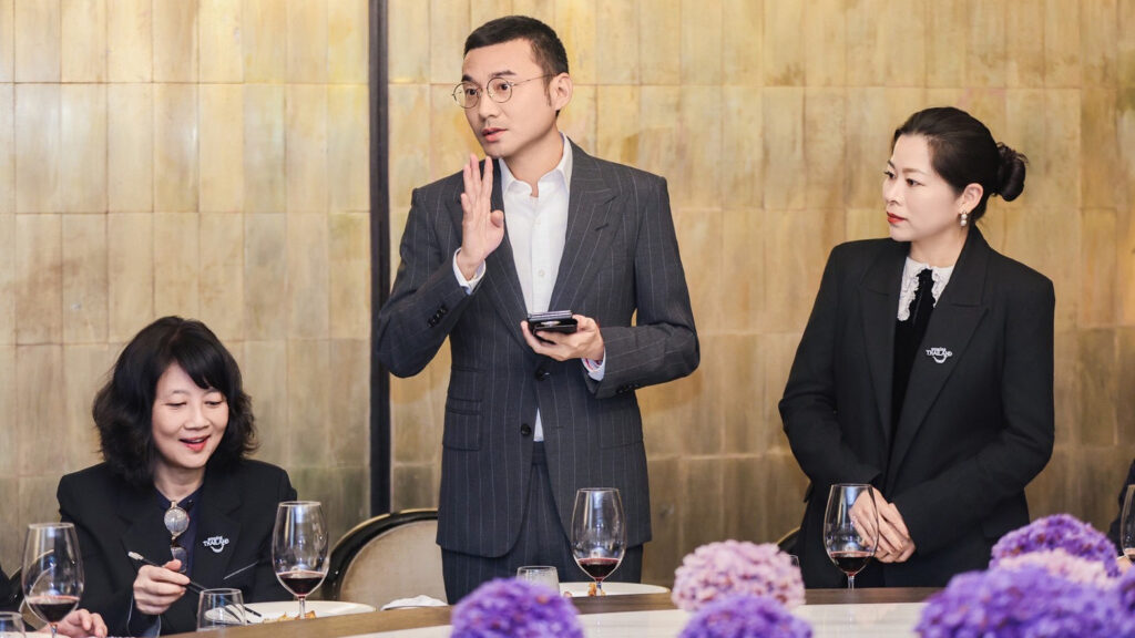 A Chinese tourism executive delivers remarks during the Thailand–China tourism networking event in Beijing, joined by senior Thai representatives from the Ministry of Tourism and TAT.