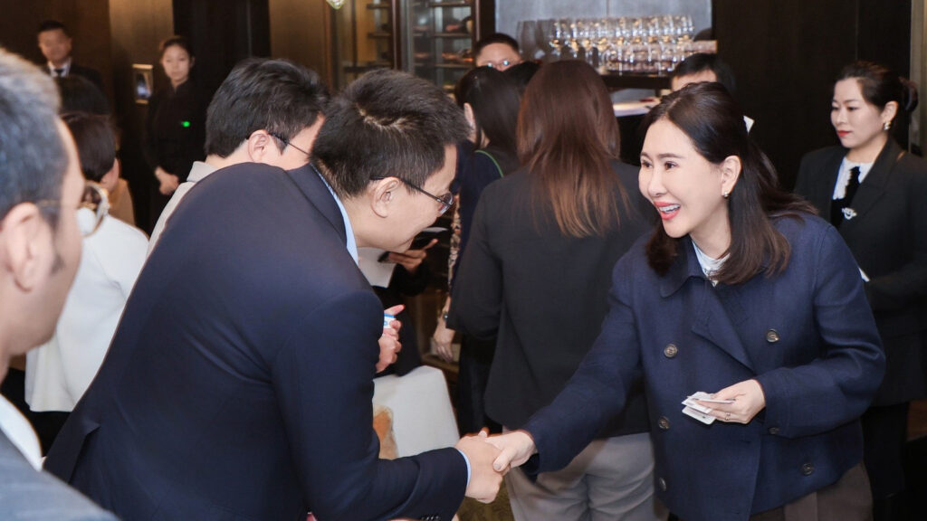Thai and Chinese tourism officials exchange greetings and business cards at the Amazing Thailand Networking Dinner in Beijing, promoting closer travel industry cooperation.