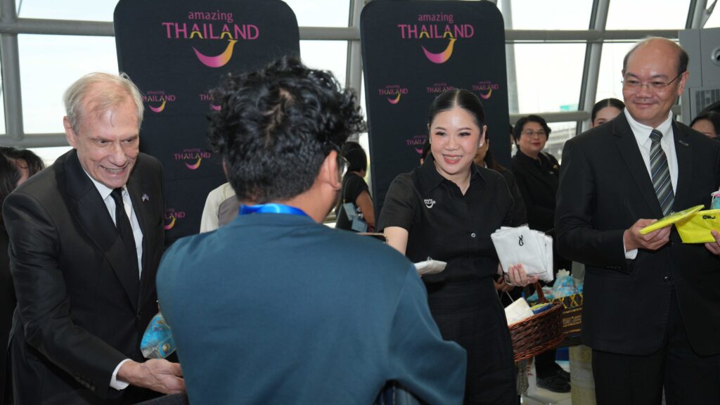 TAT Governor and officials welcome passengers arriving on United Airlines’ inaugural Los Angeles–Bangkok flight, presenting Thai souvenirs at Suvarnabhumi Airport.