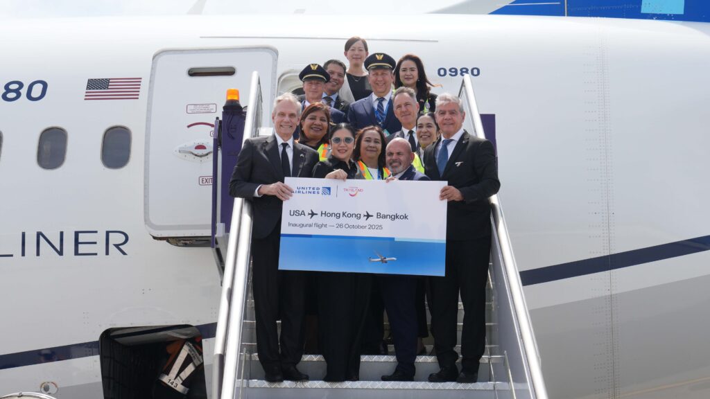 United Airlines and TAT representatives celebrate the inaugural USA–Hong Kong–Bangkok flight beside the Boeing 787 Dreamliner.