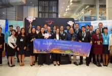 TAT and Arkia Israeli Airlines representatives pose at Suvarnabhumi Airport holding a “Welcome to Suvarnabhumi Airport” banner to celebrate the inaugural Tel Aviv–Bangkok flight.