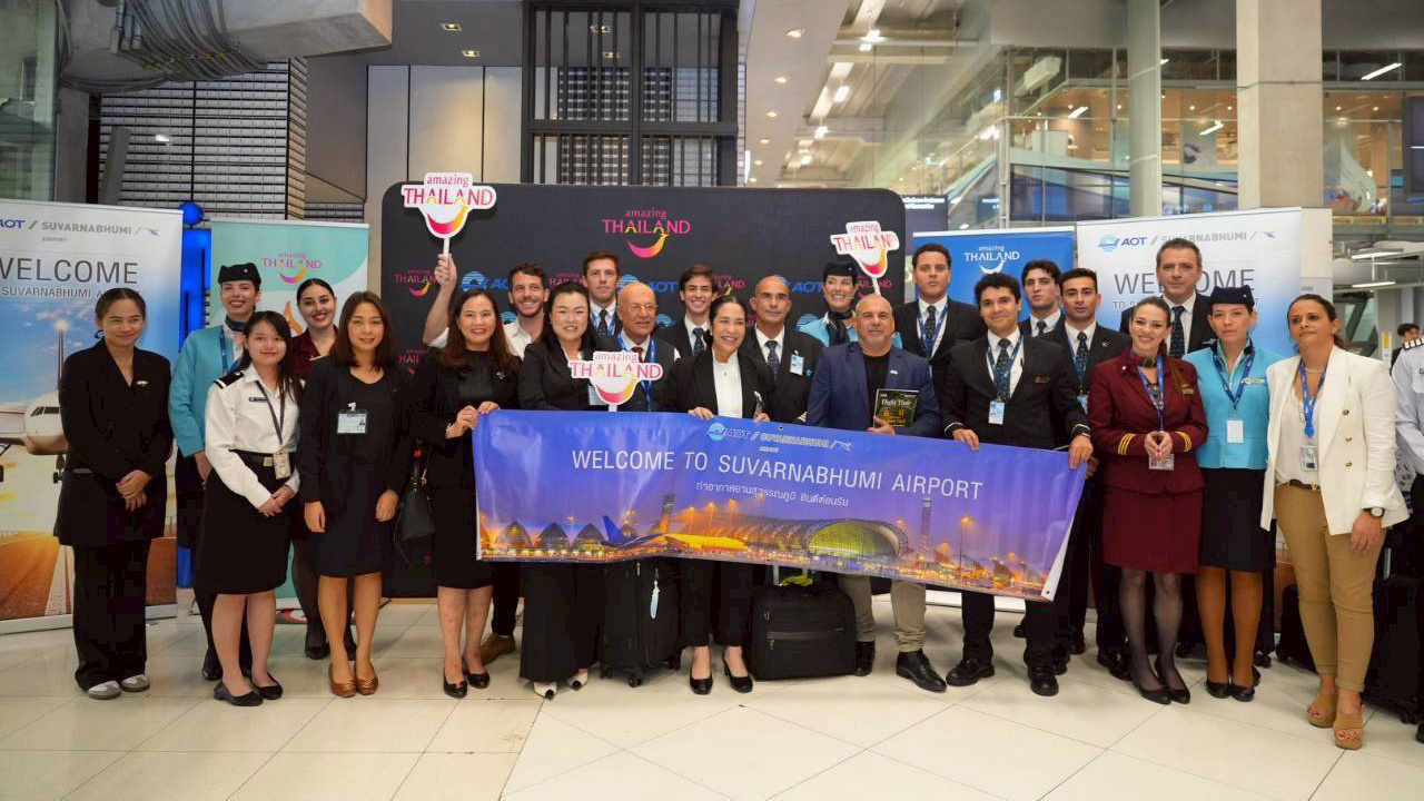 TAT and Arkia Israeli Airlines representatives pose at Suvarnabhumi Airport holding a “Welcome to Suvarnabhumi Airport” banner to celebrate the inaugural Tel Aviv–Bangkok flight.
