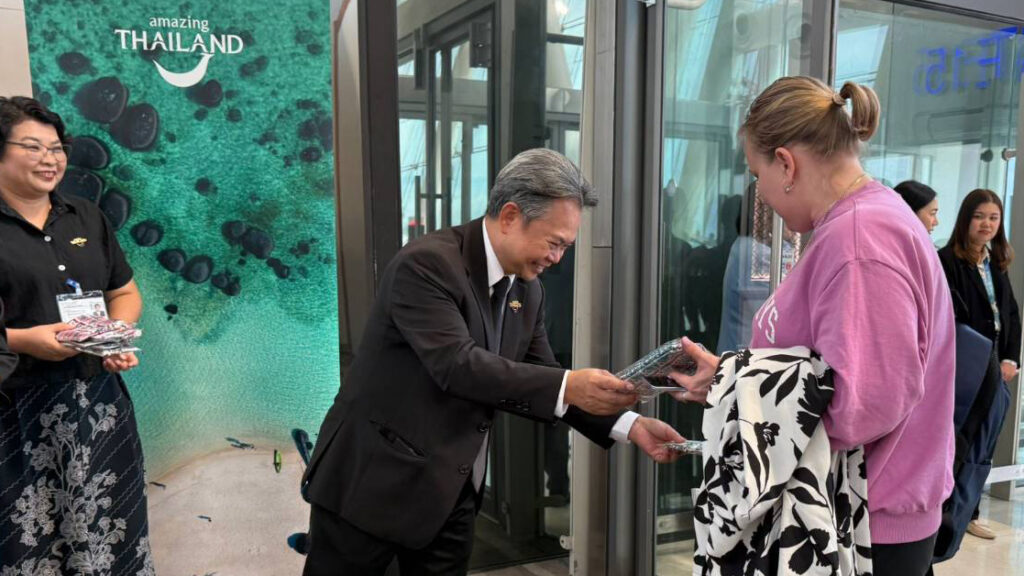 TAT’s Mr Santi Sawaengcharoen greeting arriving passenger with a welcome gift at Phuket International Airport.