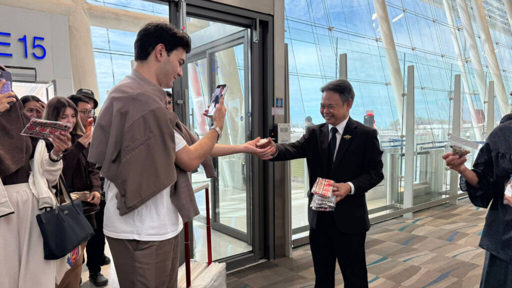 TAT’s Mr. Santi Sawaengcharoen presenting souvenirs to passengers arriving on Centrum Air’s inaugural Tashkent–Phuket flight.