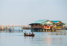 Fishing village and stilt houses at Ko Yo in Songkhla Lake, symbolising the connection between local livelihoods, ingredients, and the city’s culinary creativity.