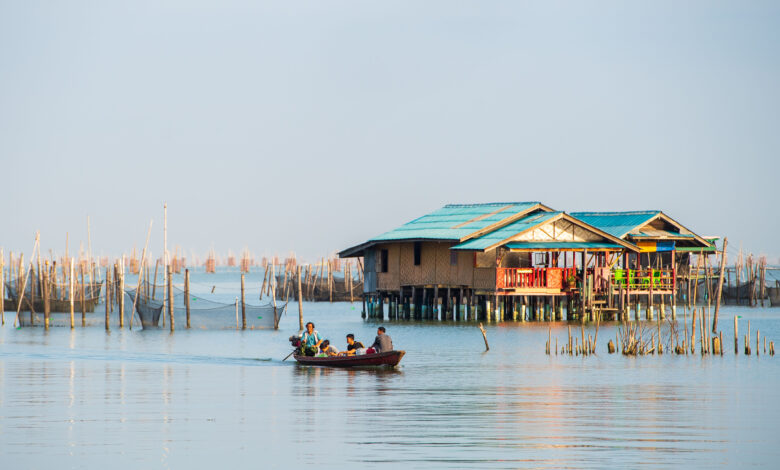 Fishing village and stilt houses at Ko Yo in Songkhla Lake, symbolising the connection between local livelihoods, ingredients, and the city’s culinary creativity.