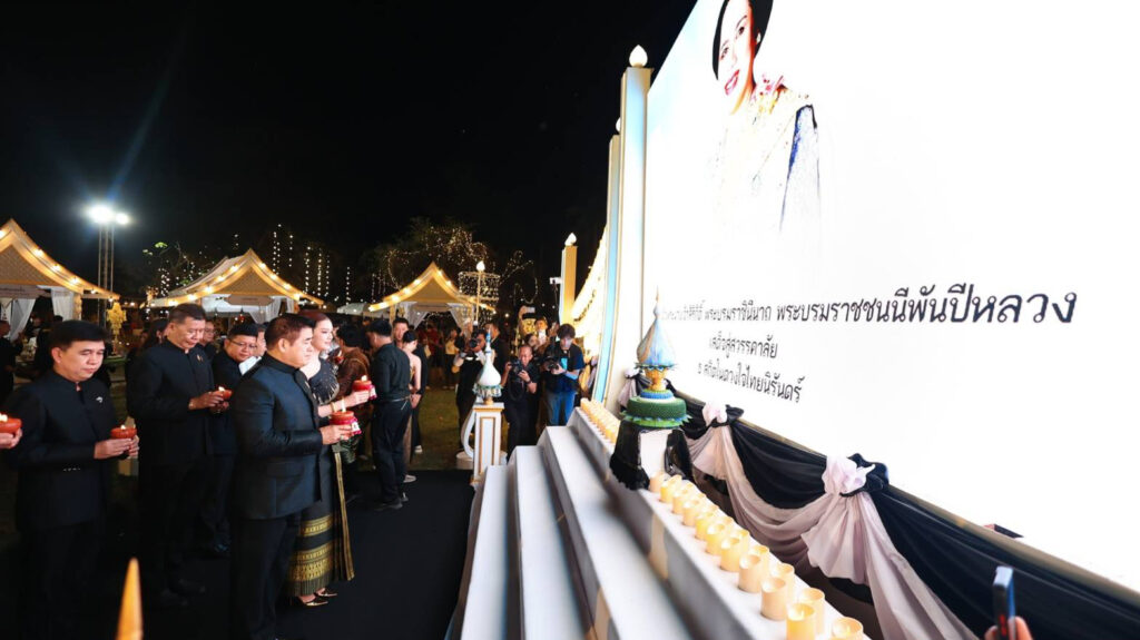 Guests hold candles in tribute to Her Majesty Queen Sirikit, The Queen Mother, at Maha Loi Krathong @Ayutthaya 2025 in Ayutthaya Historical Park.