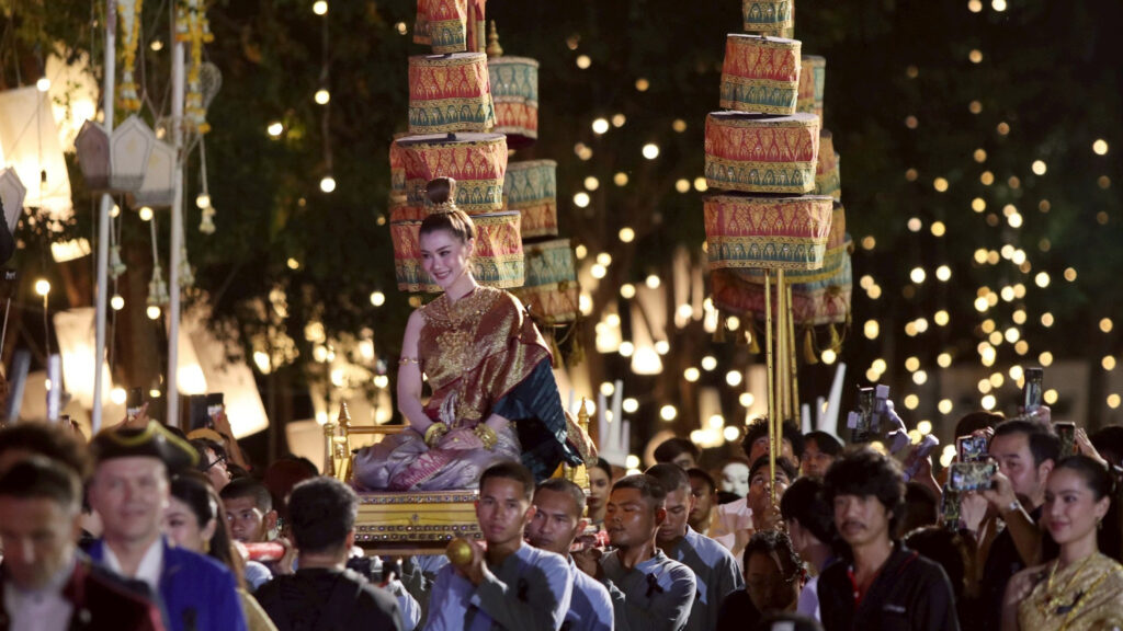 A beautifully dressed participant in traditional Thai costume joins the Noppamas procession at Maha Loi Krathong @Ayutthaya 2025.