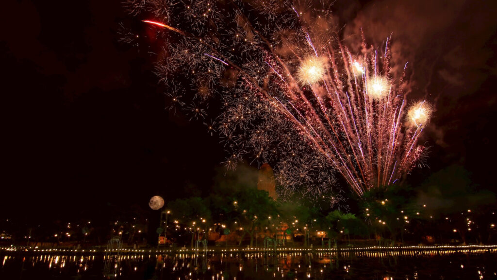 Fireworks light up the night sky over Wat Phra Ram during the Maha Loi Krathong @Ayutthaya 2025 celebration.