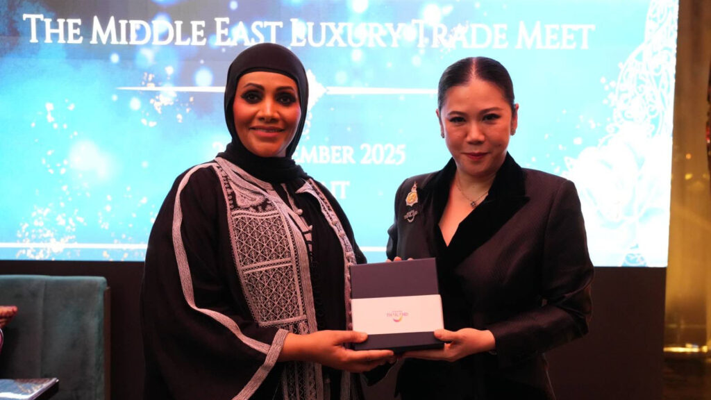 Ms. Thapanee Kiatphaibool presents a gift to a Kuwaiti participant during the Middle East Luxury Trade Meet 2025 in Kuwait.